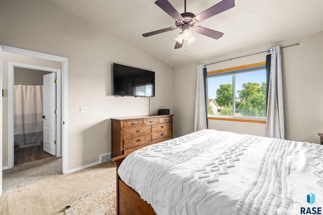 1201 E 68th St N Street N, Sioux Falls, SD 57104