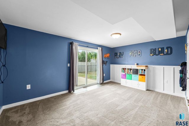 1201 E 68th St N Street N, Sioux Falls, SD 57104