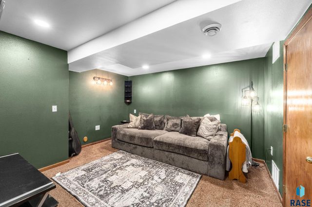 1201 E 68th St N Street N, Sioux Falls, SD 57104