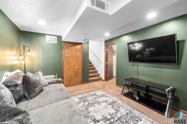 1201 E 68th St N Street N, Sioux Falls, SD 57104