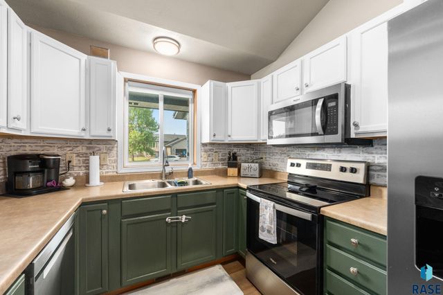 1201 E 68th St N Street N, Sioux Falls, SD 57104
