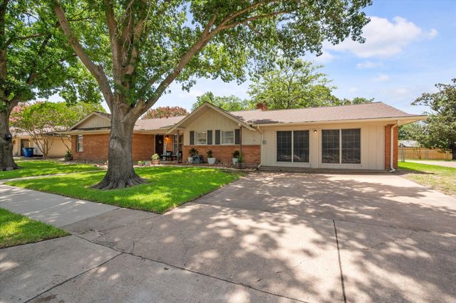 1409 Sundale Street, Ennis, TX 75119