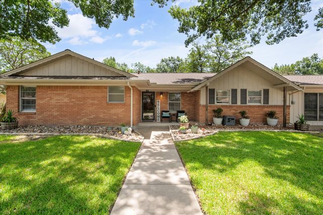 1409 Sundale Street, Ennis, TX 75119