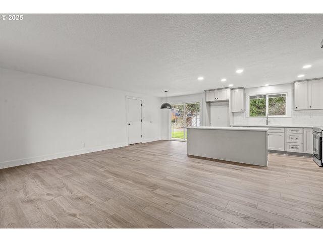 19446 MEYERS Rd, Oregon City, OR 97045