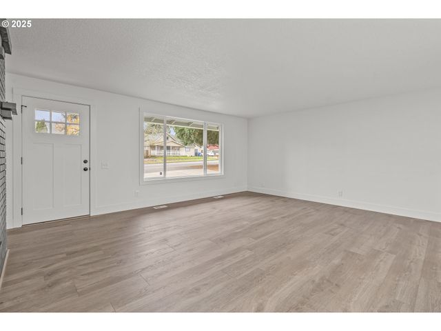 19446 MEYERS Rd, Oregon City, OR 97045