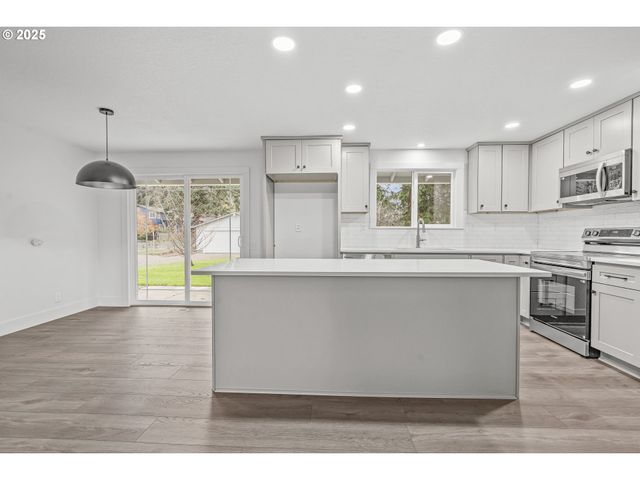 19446 MEYERS Rd, Oregon City, OR 97045