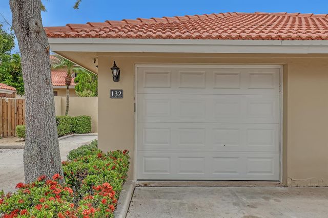 132 Old Meadow Way, Palm Beach Gardens, FL 33418