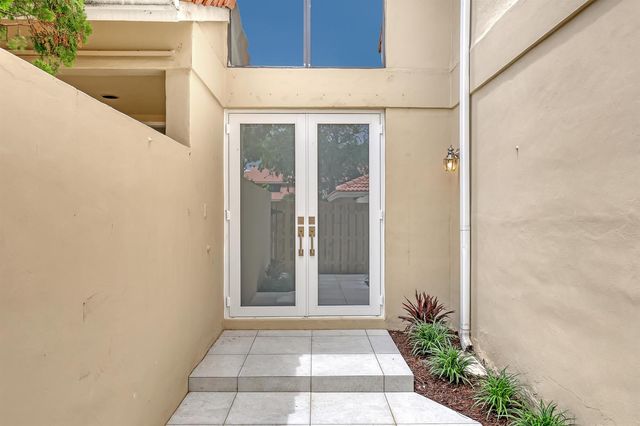 132 Old Meadow Way, Palm Beach Gardens, FL 33418