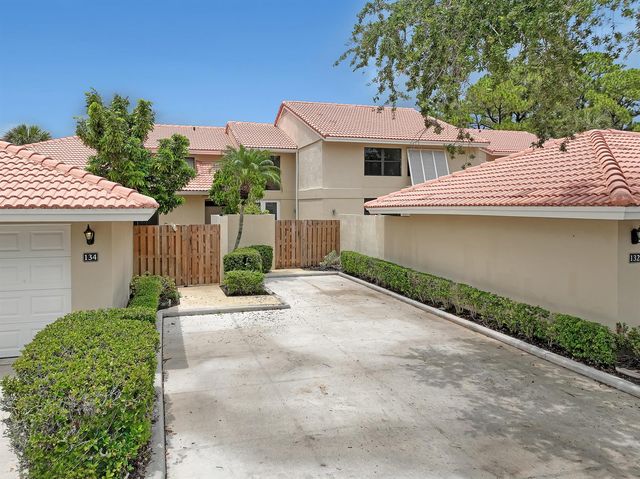 132 Old Meadow Way, Palm Beach Gardens, FL 33418