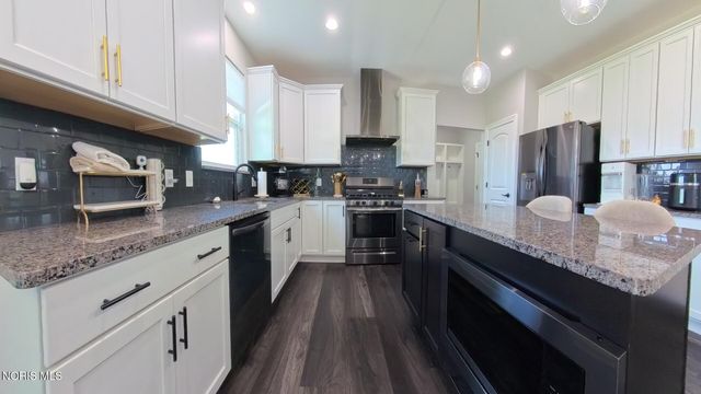 1038 Stoneleigh Road, Perrysburg, OH 43551