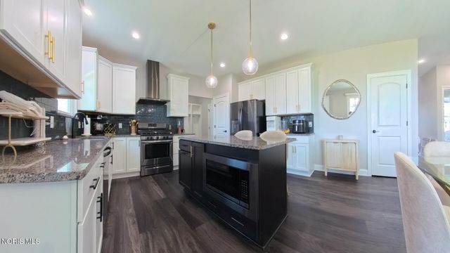 1038 Stoneleigh Road, Perrysburg, OH 43551