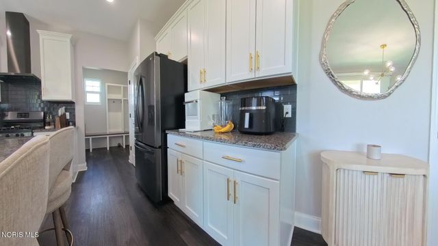 1038 Stoneleigh Road, Perrysburg, OH 43551