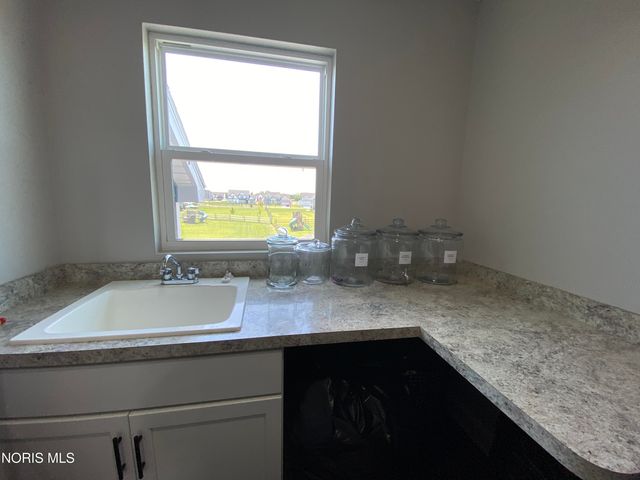 1038 Stoneleigh Road, Perrysburg, OH 43551