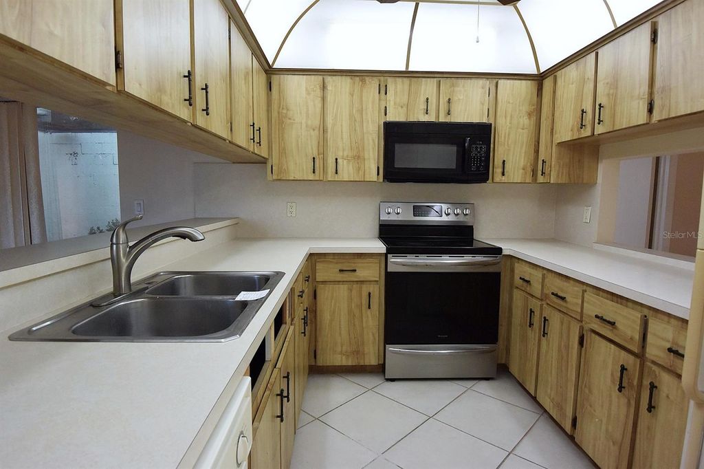 Image 10 of property listing at 5645 HAMILTON HARBOR DRIVE, New Port Richey, FL 34652