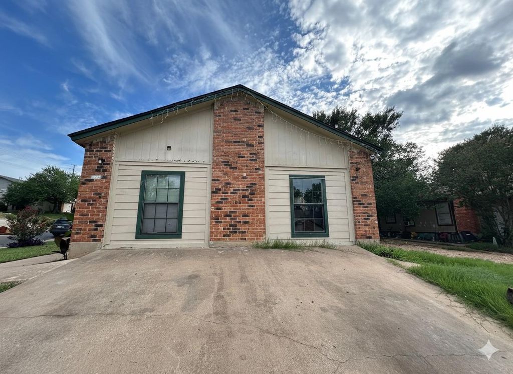 9705 Carson CRK A, Del Valle, TX 78617