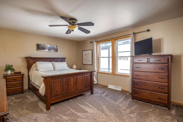 1900 FIELDCREST DRIVE, Kaukauna, WI 54130