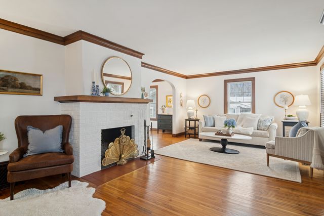 131 Walton Street, Barrington, IL 60010