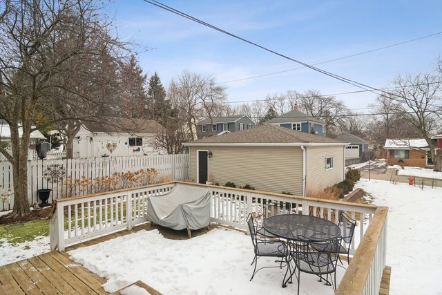 131 Walton Street, Barrington, IL 60010