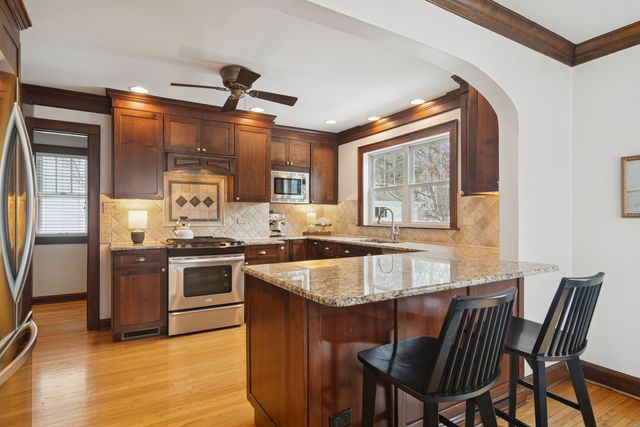 131 Walton Street, Barrington, IL 60010