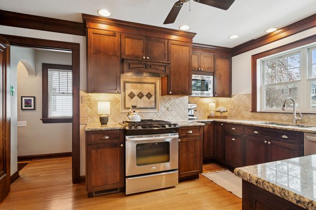 131 Walton Street, Barrington, IL 60010