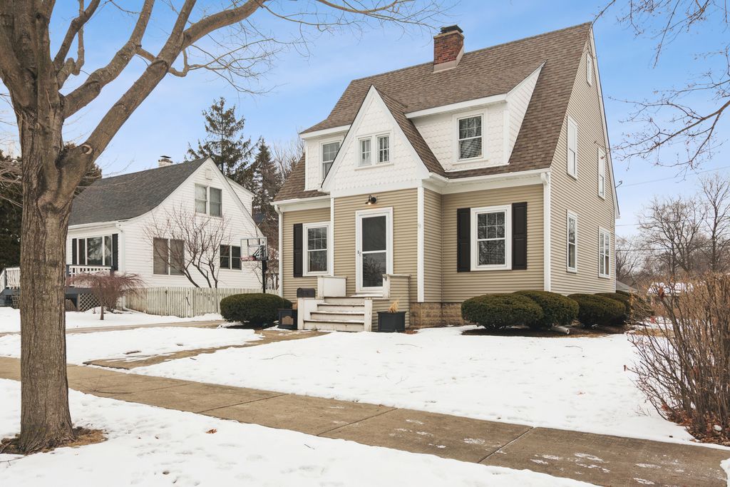 131 Walton Street, Barrington, IL 60010