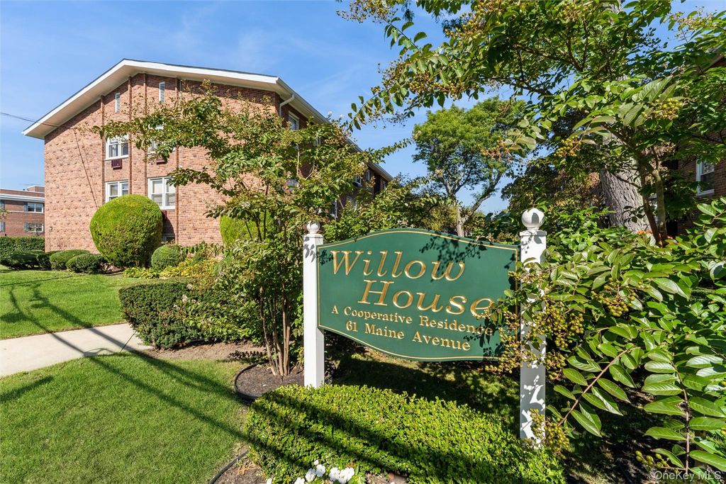 61 Maine Avenue D14, Rockville Centre, NY 11570
