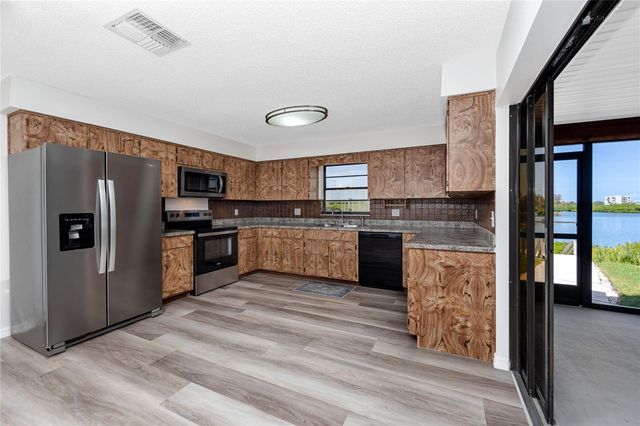 8046 BAYHAVEN DRIVE, Seminole, FL 33776