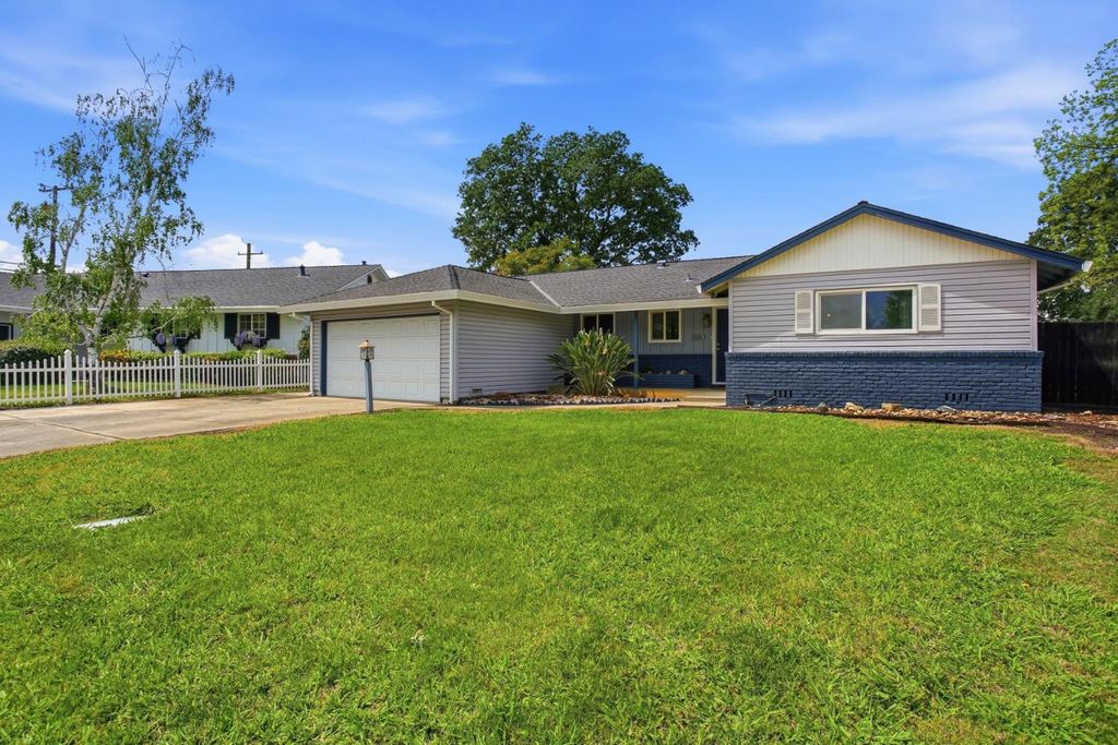 3021 Stanton Cir, Carmichael, CA 95608