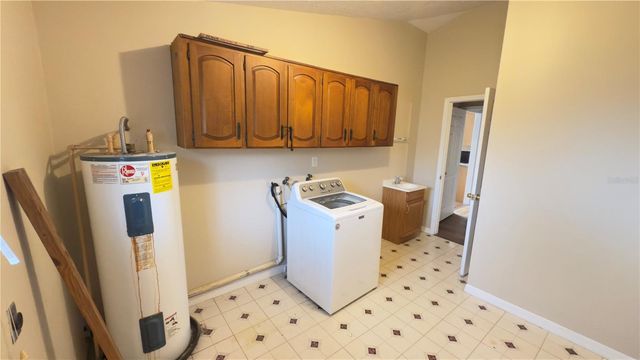 2105 VICKERY LANE, Dover, FL 33527