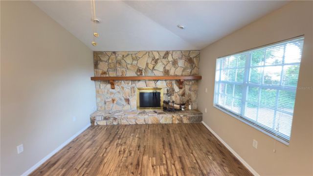 2105 VICKERY LANE, Dover, FL 33527