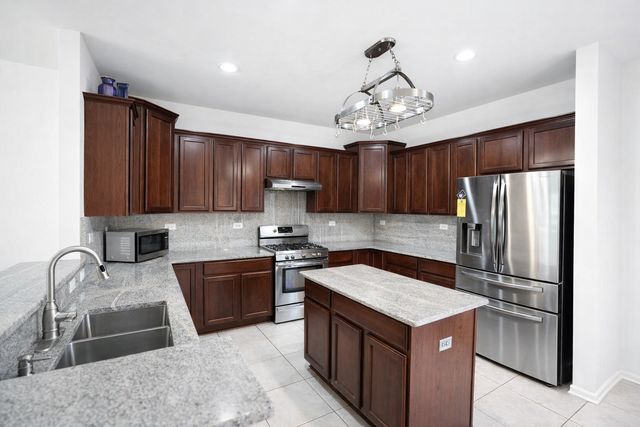 462 GROSVENOR Lane, Aurora, IL 60504