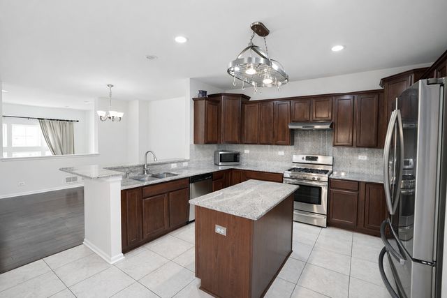 462 GROSVENOR Lane, Aurora, IL 60504