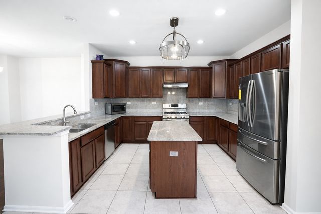 462 GROSVENOR Lane, Aurora, IL 60504