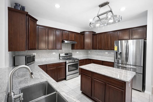 462 GROSVENOR Lane, Aurora, IL 60504