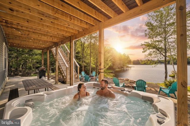 283 OWASSA DR, Pocono Lake, PA 18347