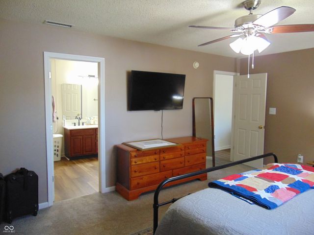 982 Youngs Creek Drive, Franklin, IN 46131