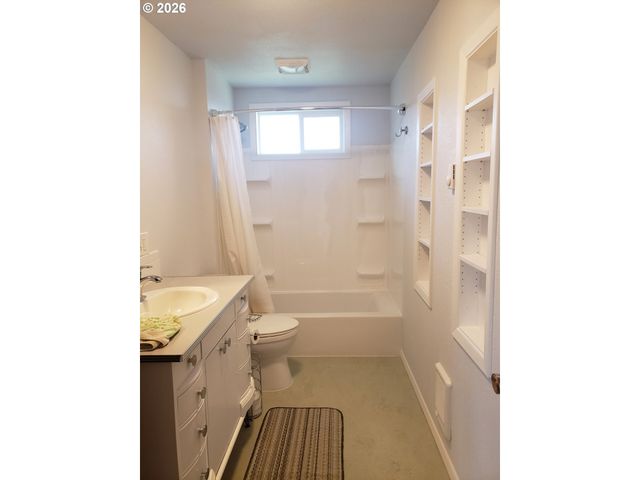 1441 W MAIN St, Molalla, OR 97038