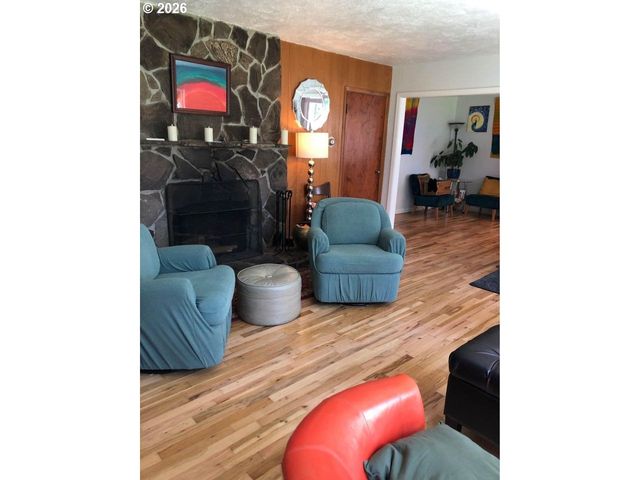 1441 W MAIN St, Molalla, OR 97038