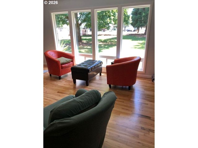 1441 W MAIN St, Molalla, OR 97038