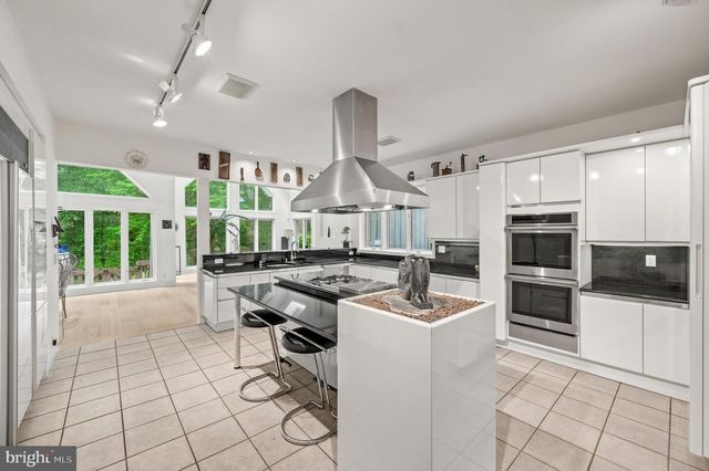 6 HUNT CLUB LN, Malvern, PA 19355