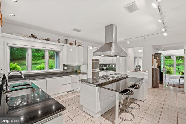 6 HUNT CLUB LN, Malvern, PA 19355