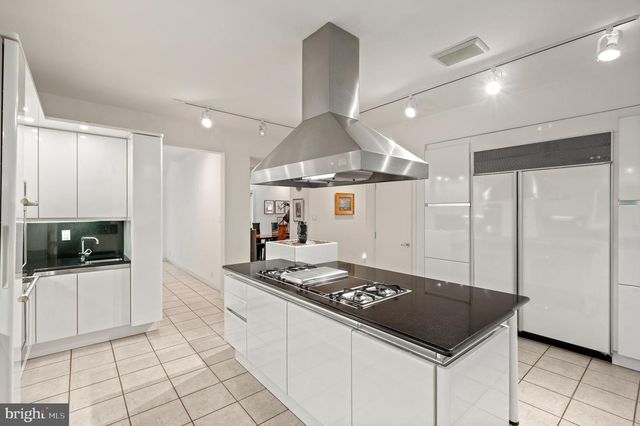 6 HUNT CLUB LN, Malvern, PA 19355