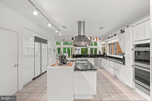 6 HUNT CLUB LN, Malvern, PA 19355