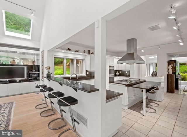 6 HUNT CLUB LN, Malvern, PA 19355