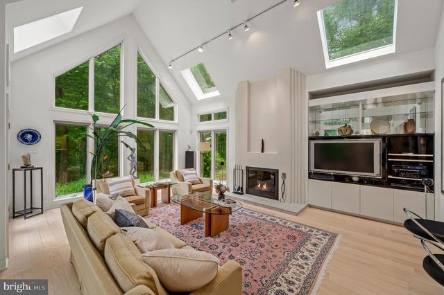 6 HUNT CLUB LN, Malvern, PA 19355