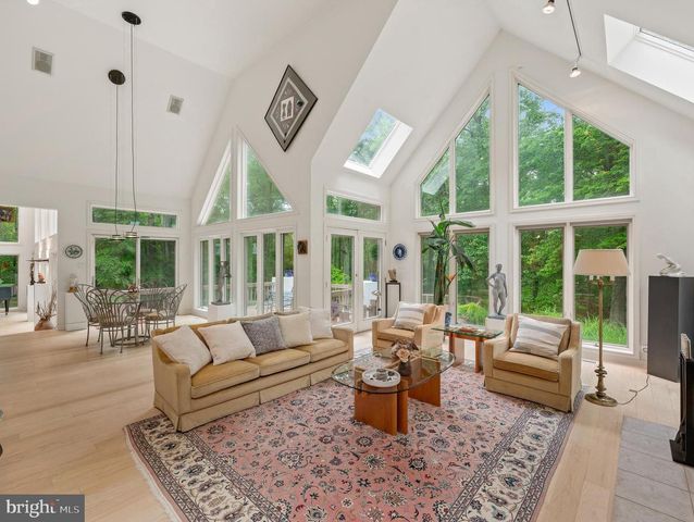 6 HUNT CLUB LN, Malvern, PA 19355