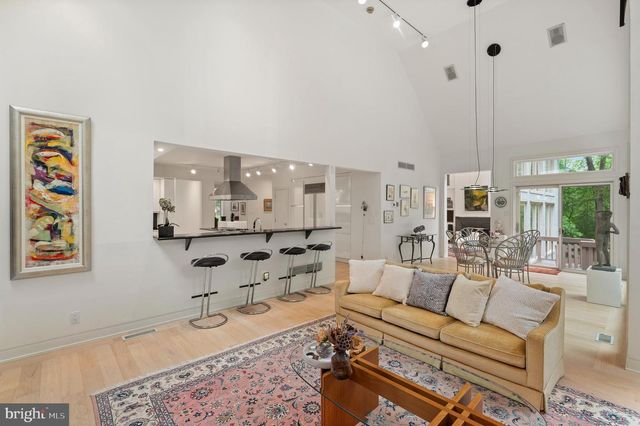 6 HUNT CLUB LN, Malvern, PA 19355