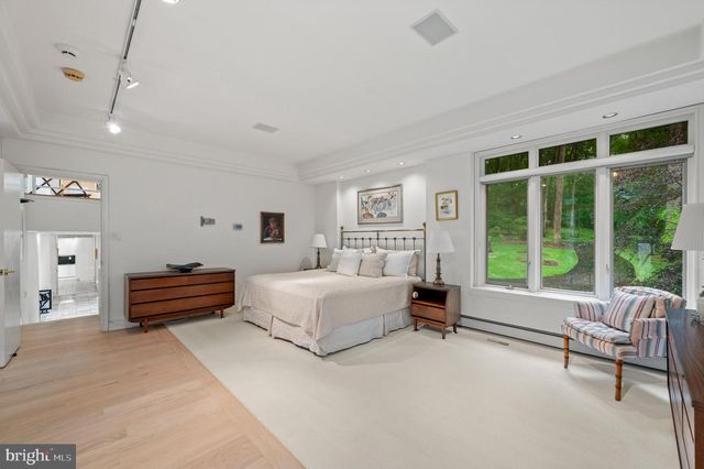 6 HUNT CLUB LN, Malvern, PA 19355