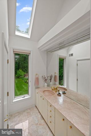 6 HUNT CLUB LN, Malvern, PA 19355