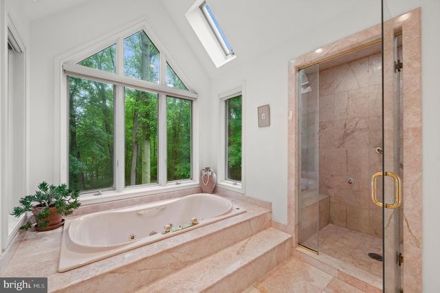 6 HUNT CLUB LN, Malvern, PA 19355